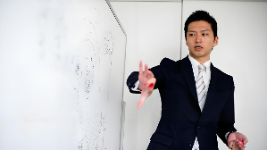 磐达教育商务日语课程:展示日企会议与商务社交场景的日常插图 磐达教育商务日语课程:展示日企会议与商务社交场景的日常插图